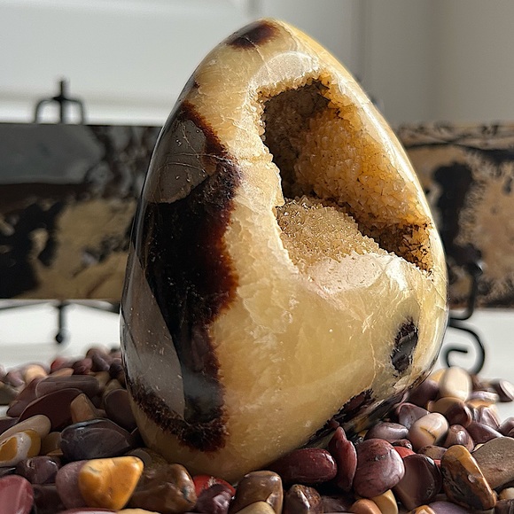 SOLD 🐉 Septarian Egg Nodule // Madagascar 🐉//UV reactive! - Picture 8 of 16